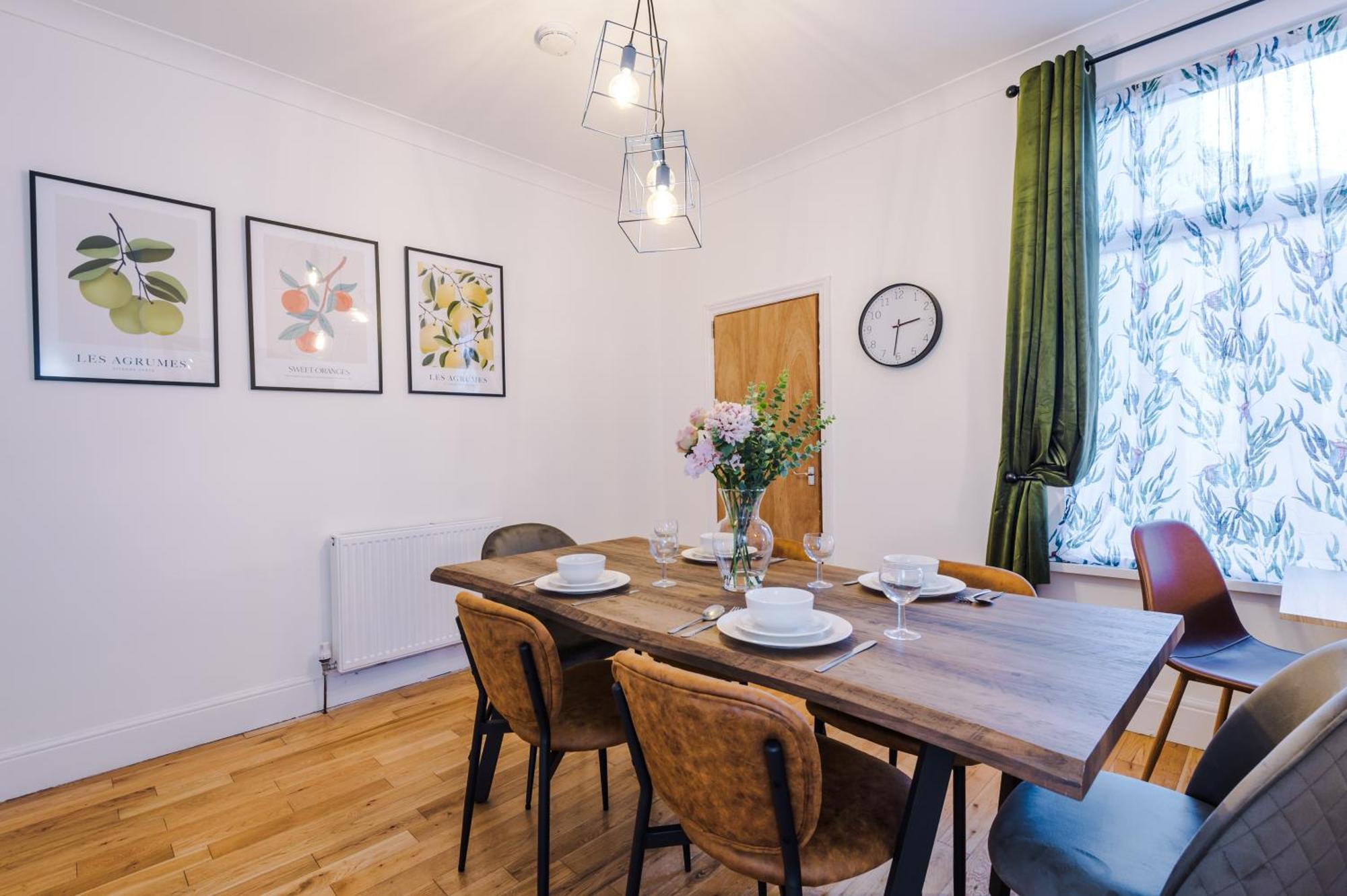 Foxton House Stylish 3bed Retreat - Walk To Coventry's Delights Holiday home Coventry