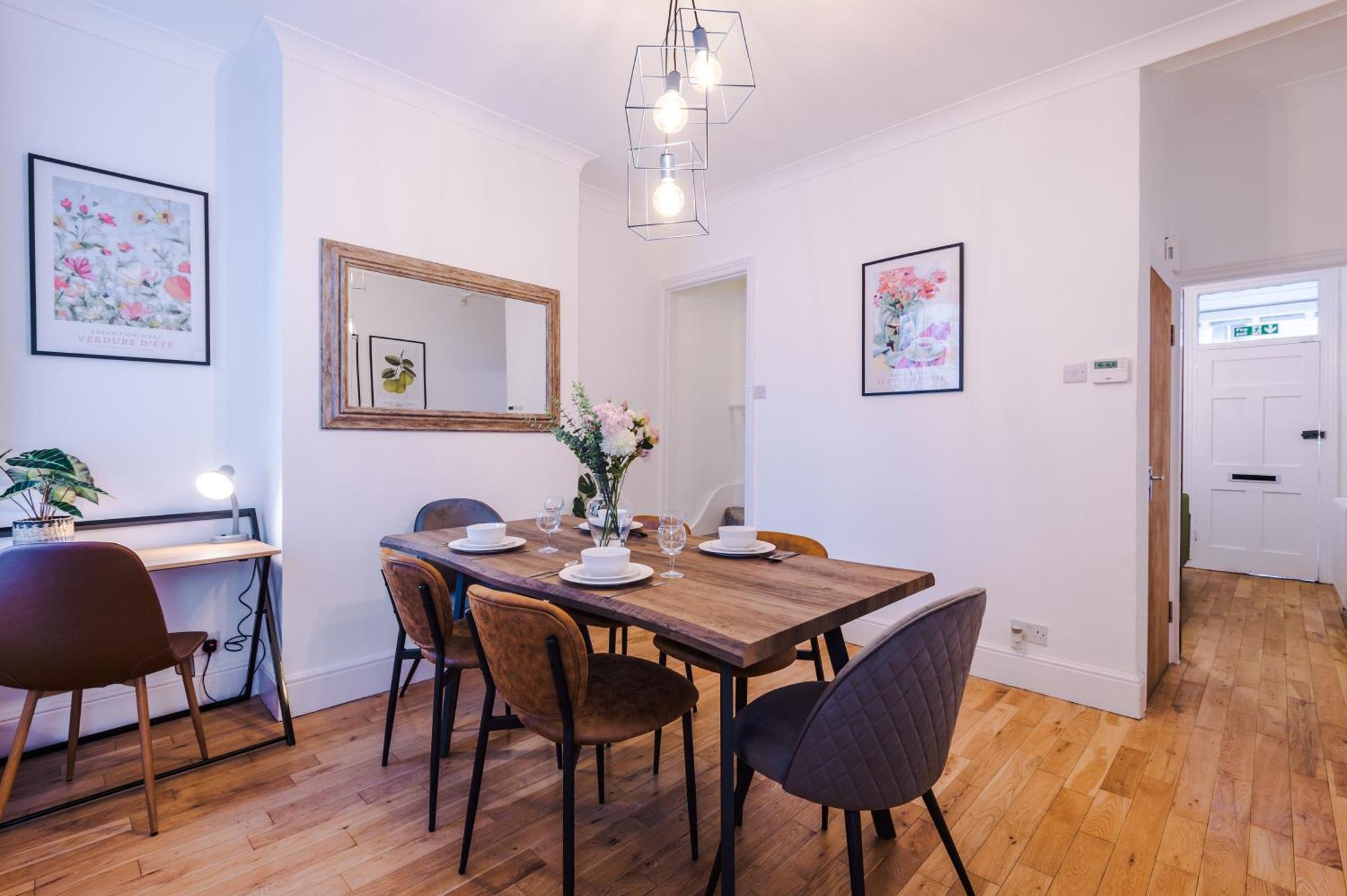 Foxton House Stylish 3bed Retreat - Walk To Coventry's Delights Holiday home *