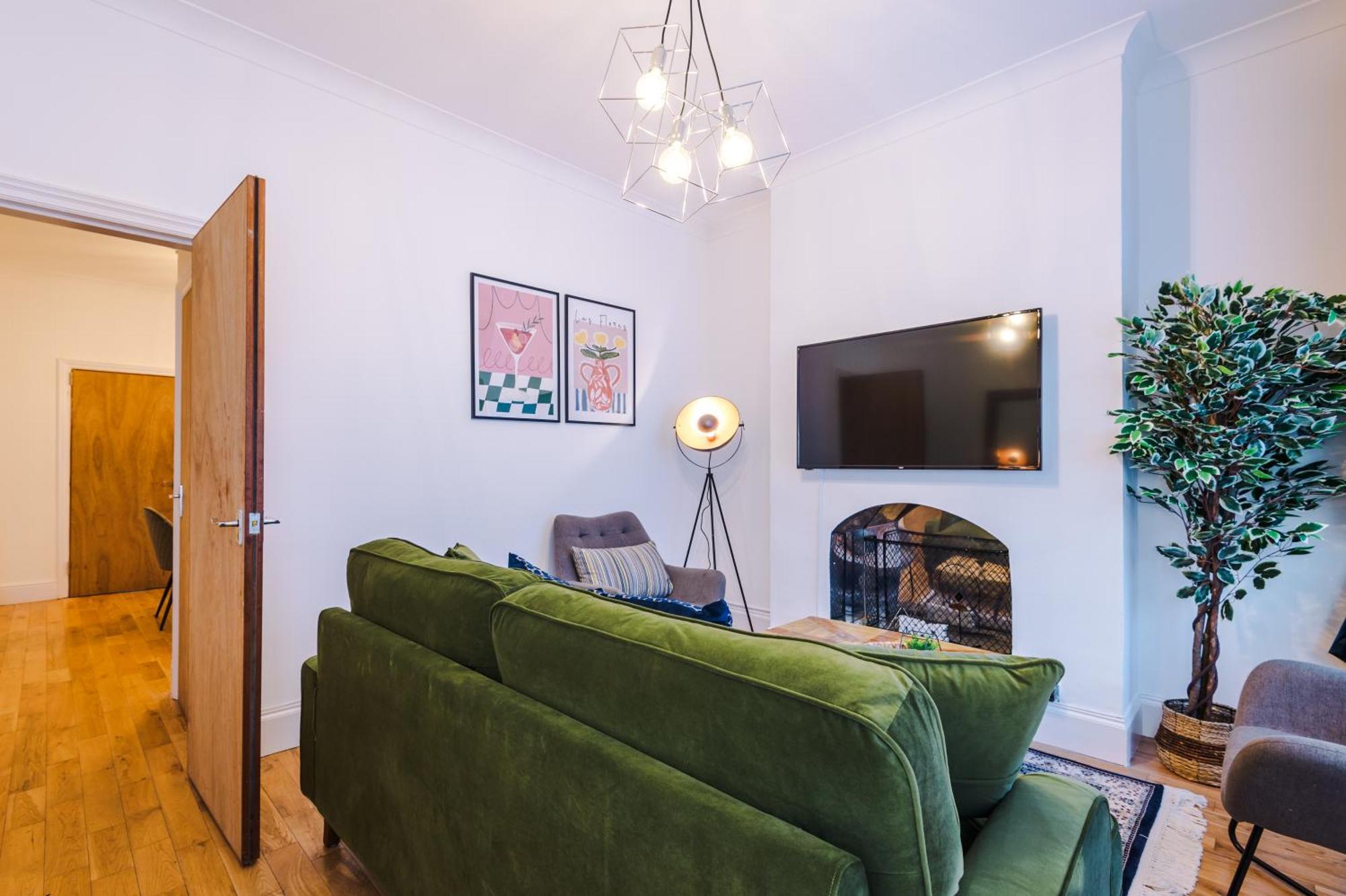 Foxton House Stylish 3bed Retreat - Walk To Coventry's Delights Holiday home Coventry