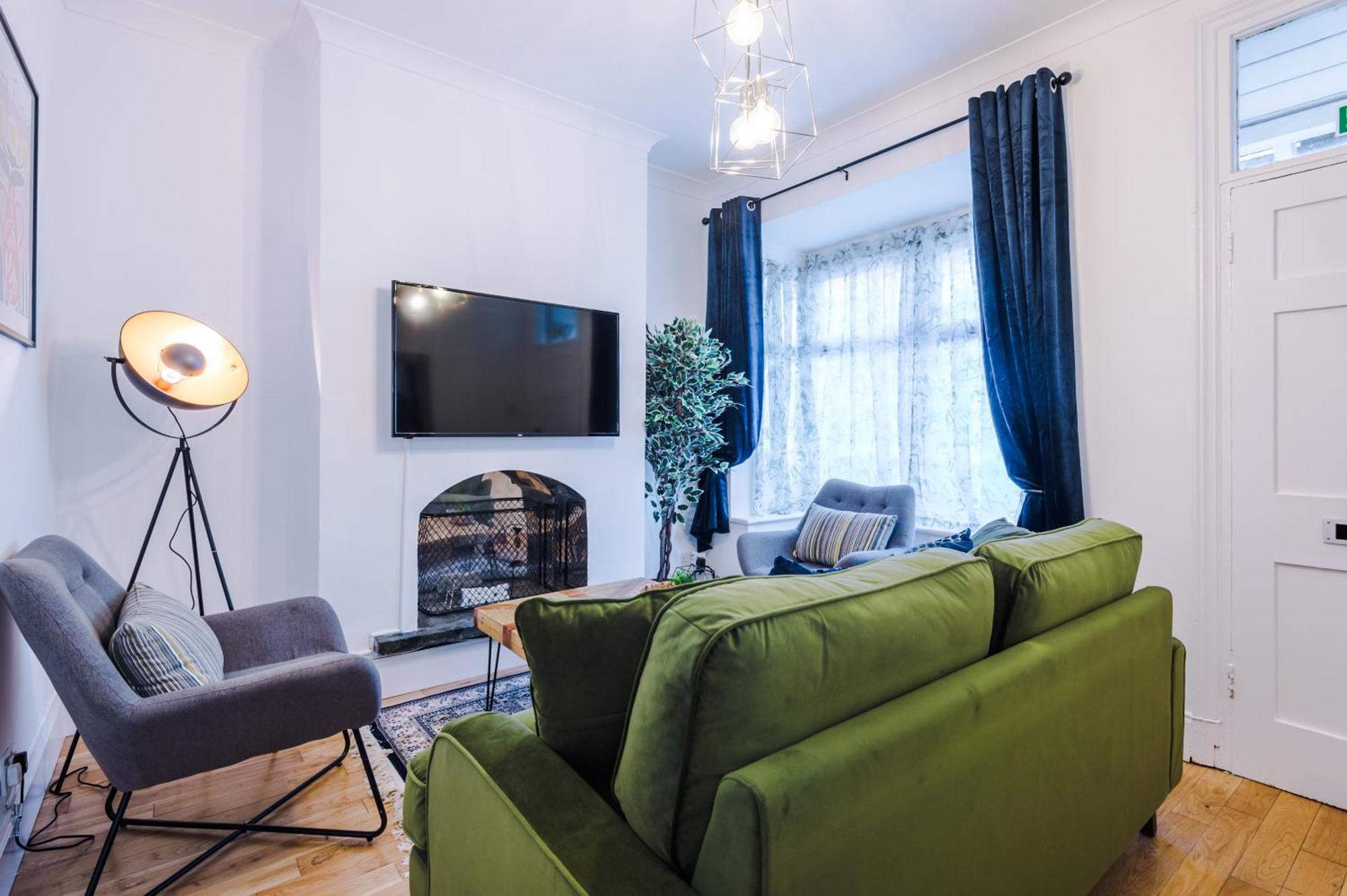 Foxton House Stylish 3bed Retreat - Walk To Coventry's Delights Holiday home Coventry
