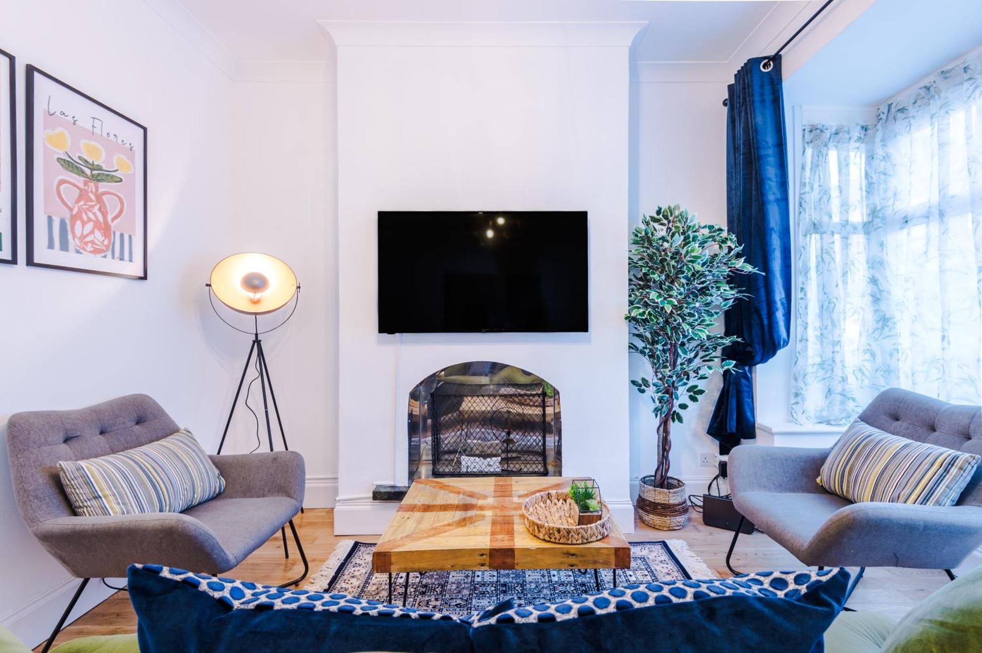 Foxton House Stylish 3bed Retreat - Walk To Coventry's Delights Holiday home Coventry